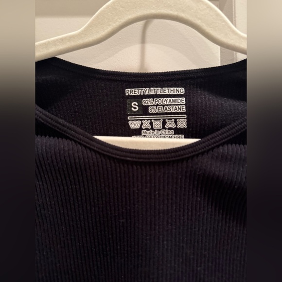 PrettyLittleThing Black Ribbed Crop Top - Picture 2 of 2